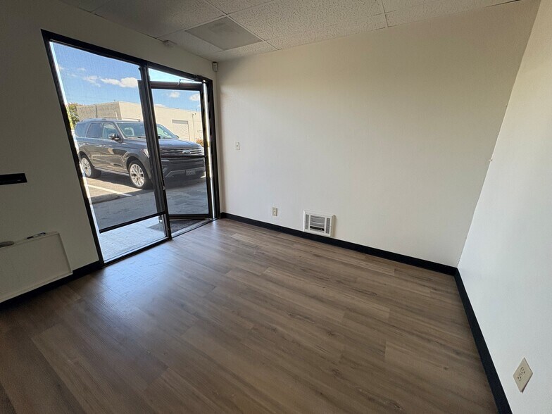 10621 Bloomfield St, Los Alamitos, CA à louer - Photo de l’immeuble – Image 2 sur 4
