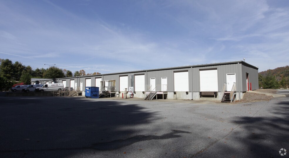 100 Elk Park Dr, Asheville, NC à louer - Photo de l’immeuble – Image 2 sur 13