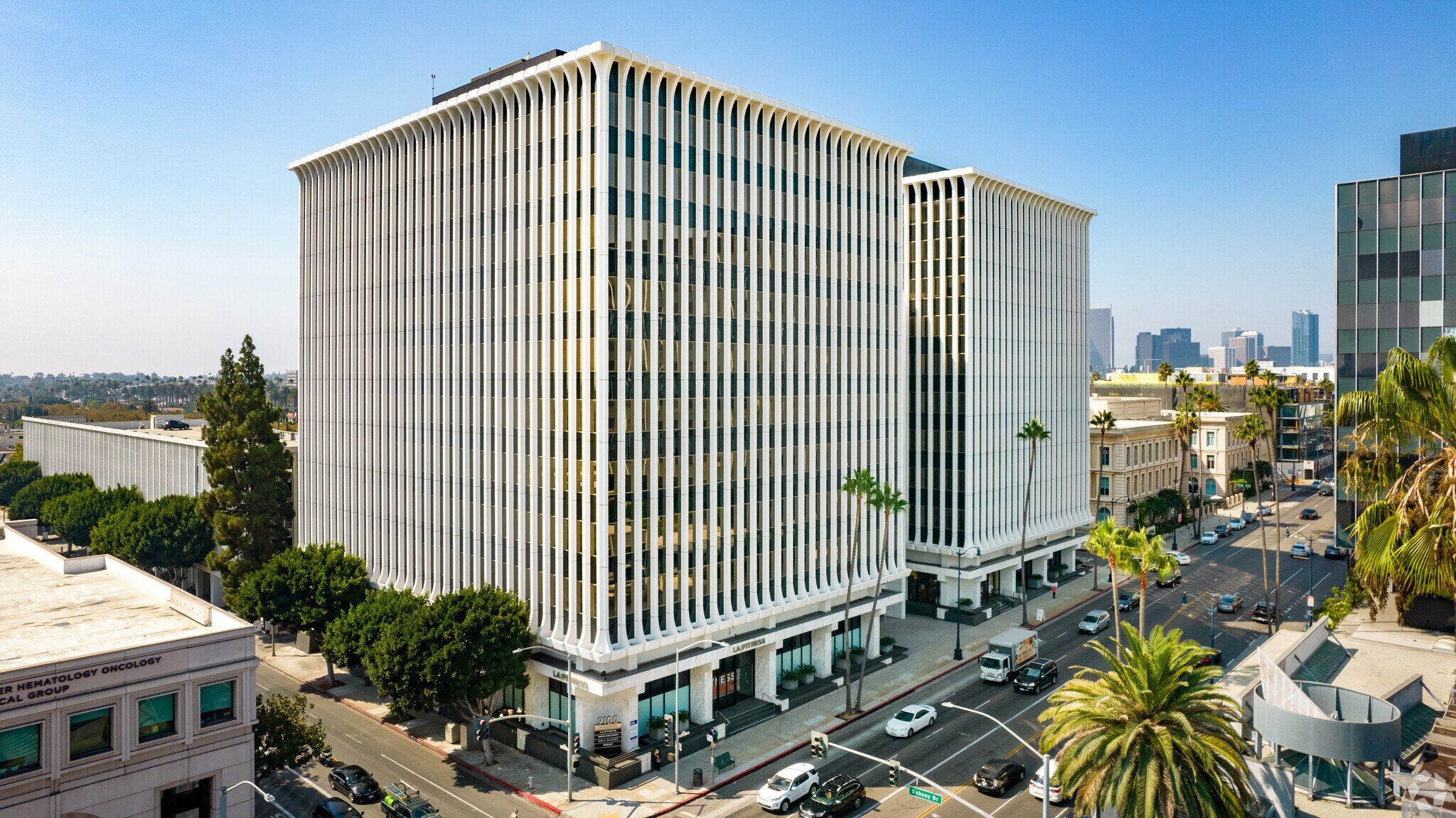 9100 Wilshire Blvd, Beverly Hills, CA à louer Photo principale– Image 1 sur 16