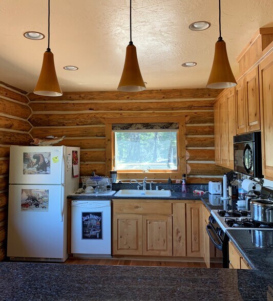 490 Bear Paw Trl, Trinity Center, CA à vendre - Photo de l’immeuble – Image 2 sur 32