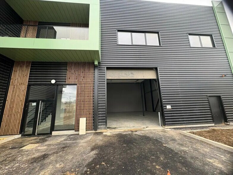 Local d’activités dans La Queue-en-Brie à louer - Photo de l’immeuble – Image 2 sur 9