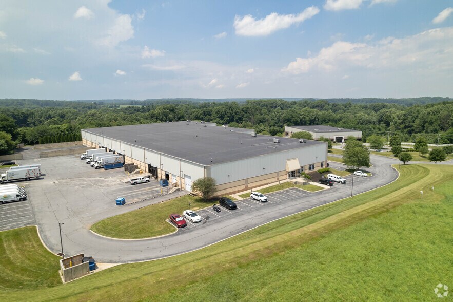 100 Cheshire Ct, Coatesville, PA à louer - Photo de l’immeuble – Image 3 sur 6
