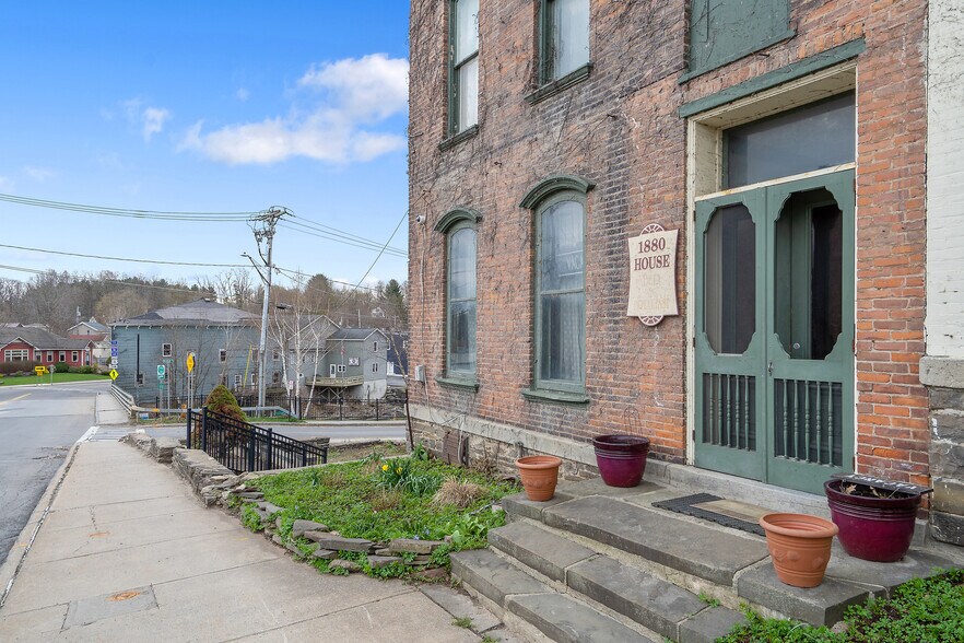 1880 House Bed & Breakfast, Pulaski, NY à vendre - Photo principale – Image 2 sur 64