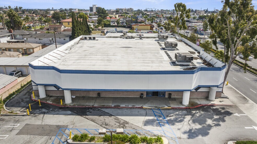 7859 Firestone Blvd, Downey, CA à louer - Photo de l’immeuble – Image 2 sur 27
