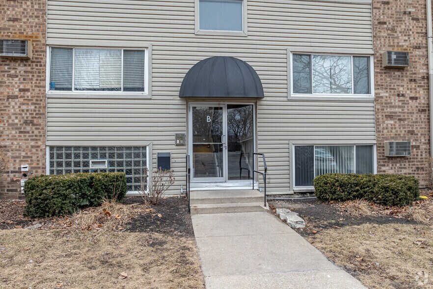 1615 Arbor Ln, Crest Hill, IL à vendre - Photo de l’immeuble – Image 2 sur 5