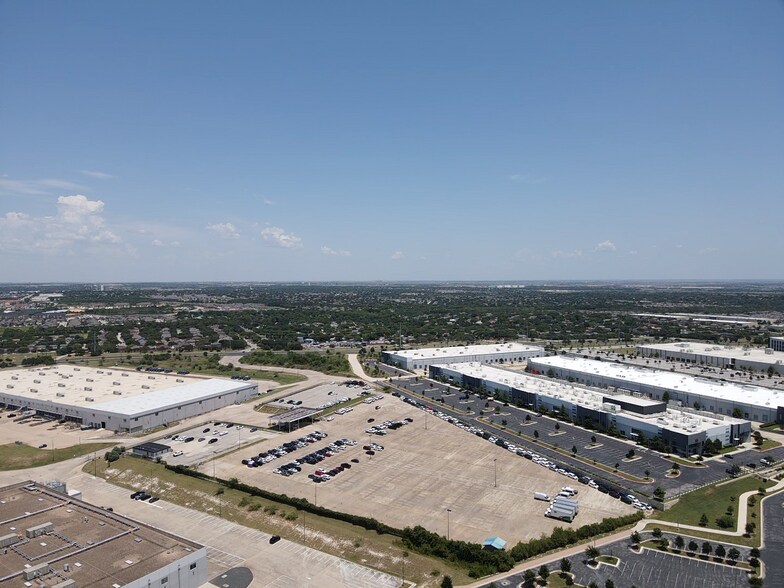 201 W Howard Ln, Austin, TX à louer - Photo principale – Image 1 sur 5