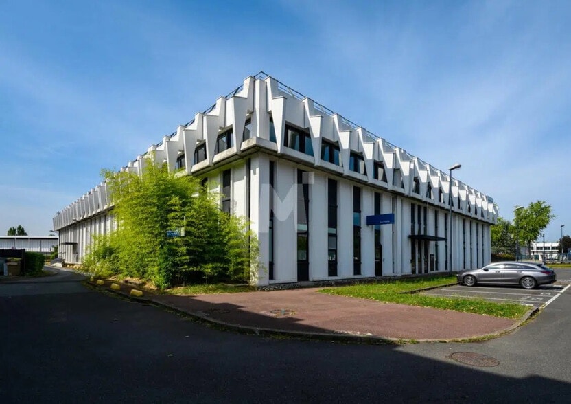 Local d’activités dans Évry-Courcouronnes à louer - Photo de l’immeuble – Image 1 sur 5