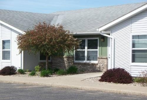 311 W Gabrielson Rd, Luverne, MN à louer Photo principale– Image 1 sur 2