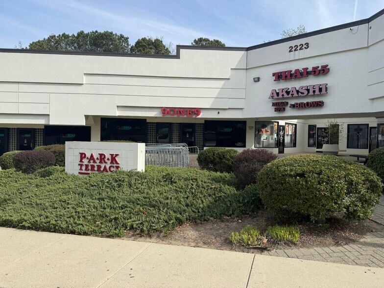 2223 E NC Highway 54, Durham, NC à louer - Photo de l’immeuble – Image 2 sur 12