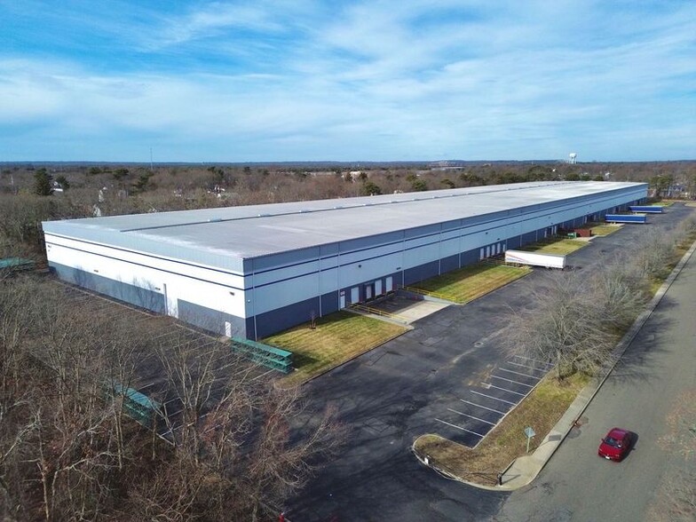 145 Candlewood Rd, Bay Shore, NY à louer - Photo de l’immeuble – Image 2 sur 5