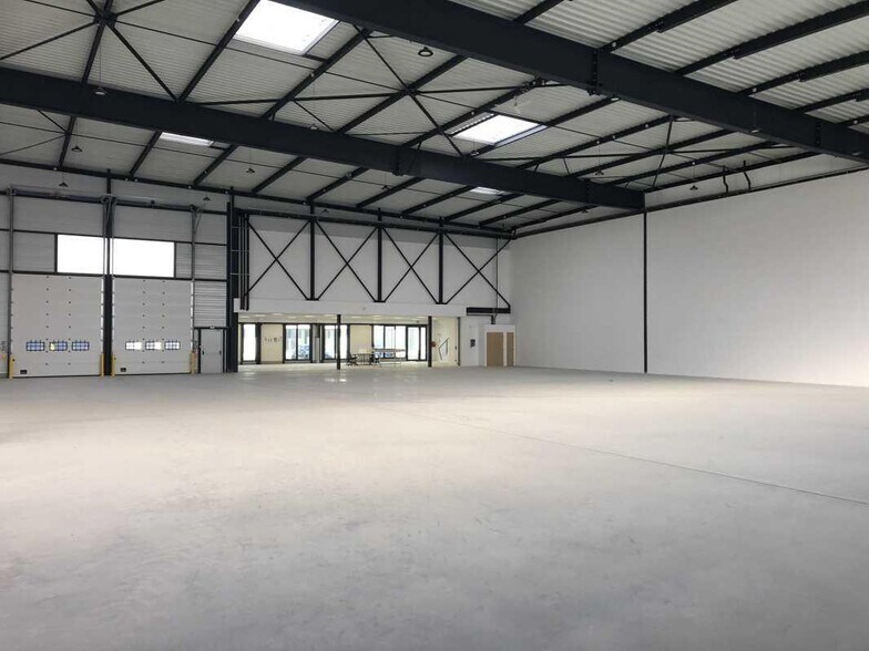 51 Rue Du Commandant Rolland, Le Bourget à louer - Photo de l’immeuble – Image 2 sur 17