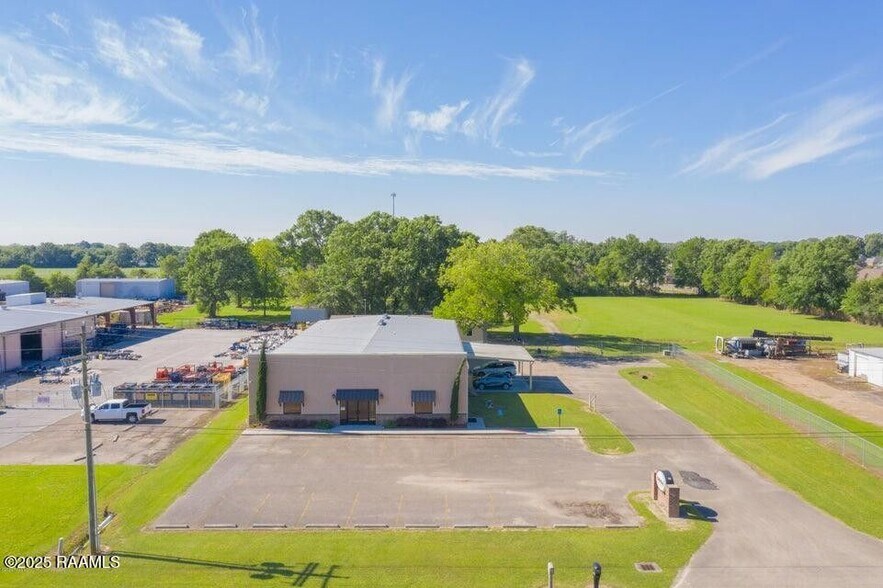 255 Rousseau Rd, Youngsville, LA à louer - Photo de l’immeuble – Image 3 sur 4