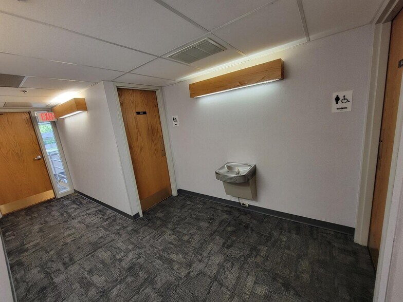 8555 W Forest Home Ave, Greenfield, WI à louer - Photo intérieure – Image 3 sur 22