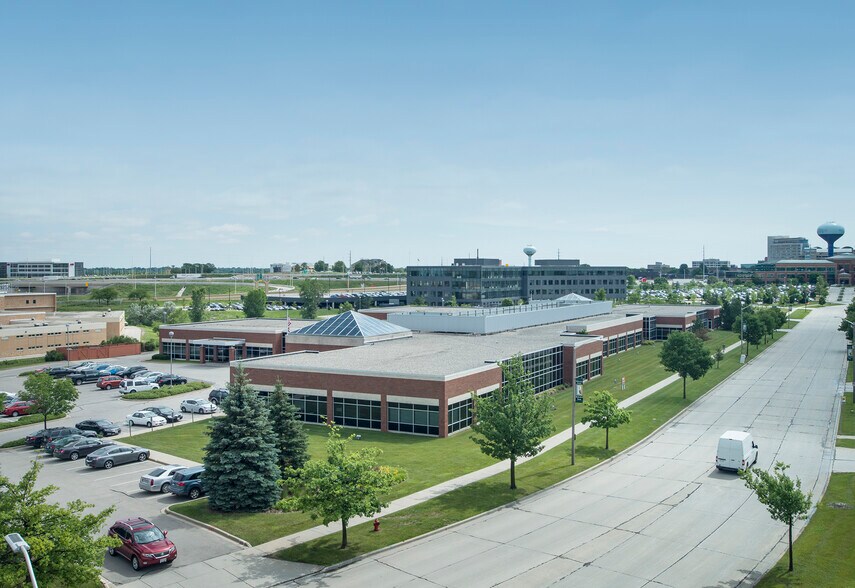 10200 Innovation Dr, Milwaukee, WI à louer - Photo de l’immeuble – Image 3 sur 7