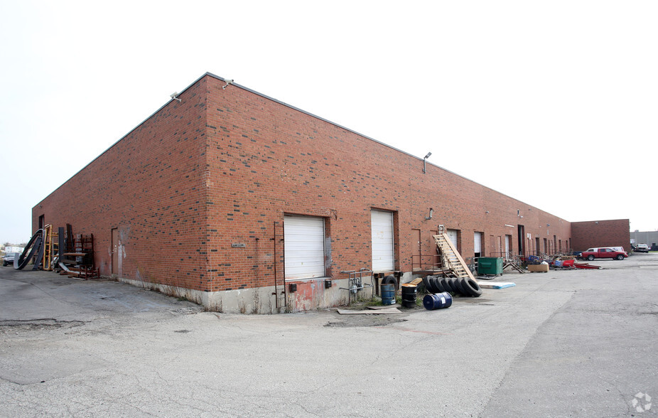 4 Alfred Kuehne Blvd, Brampton, ON à vendre - Photo de l’immeuble – Image 2 sur 2