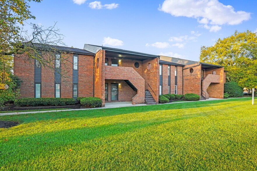 137-151 W Schrock Rd, Westerville, OH à louer - Photo de l’immeuble – Image 1 sur 7