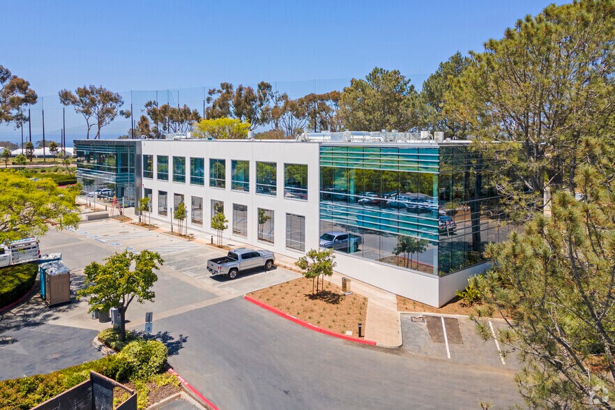 11149 N Torrey Pines Rd, La Jolla, CA à louer - Photo de l’immeuble – Image 2 sur 16