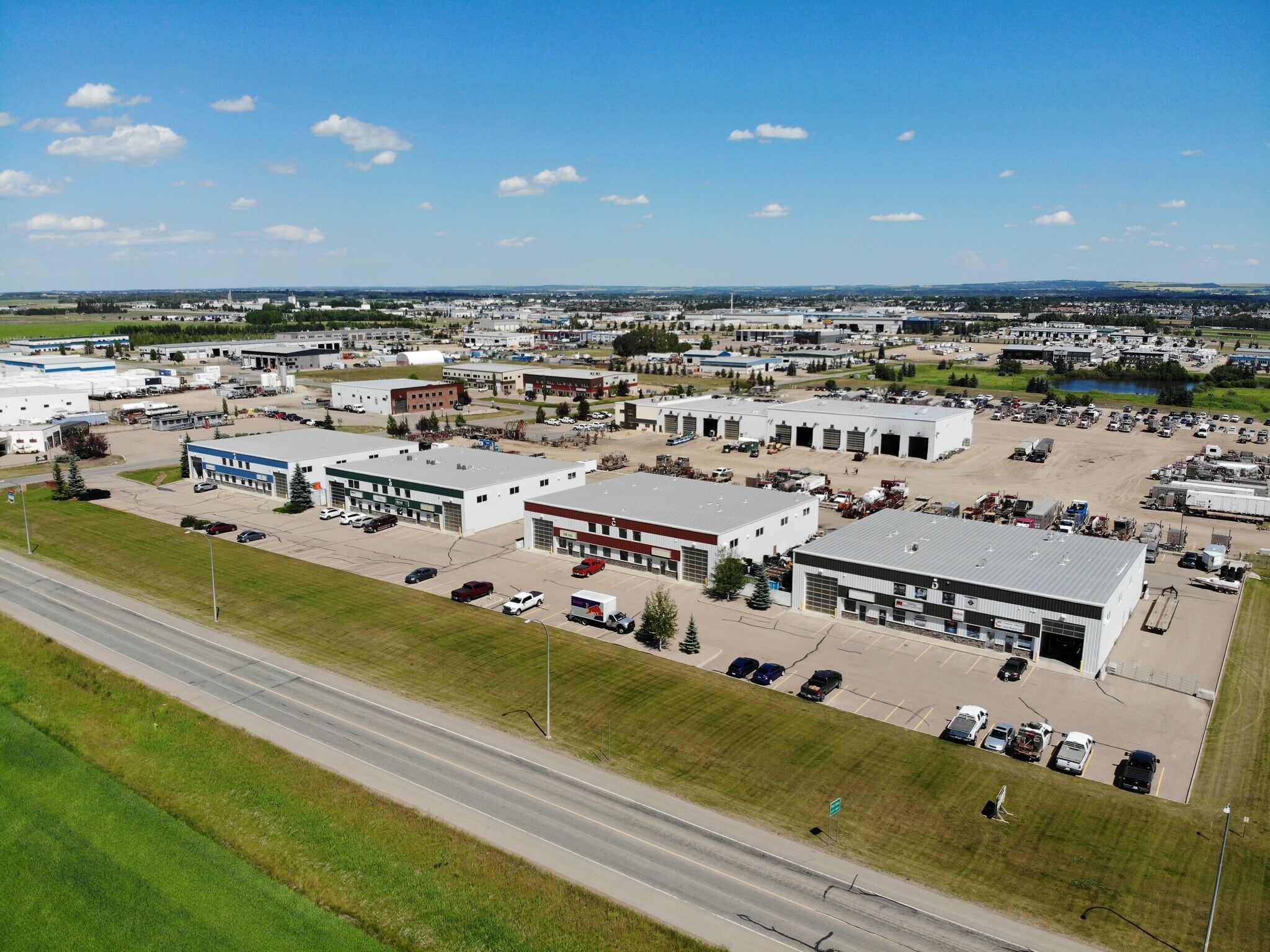 37 Burnt Basin St, Red Deer County, AB à louer Photo de l’immeuble– Image 1 sur 8