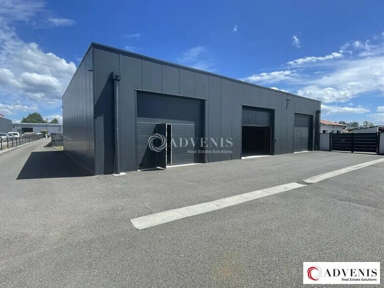 Local d’activités dans Mios à louer - Photo de l’immeuble – Image 1 sur 7