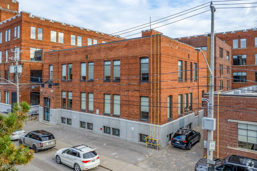 49 Fraser Ave, Toronto, ON à louer - Photo de l’immeuble – Image 1 sur 3