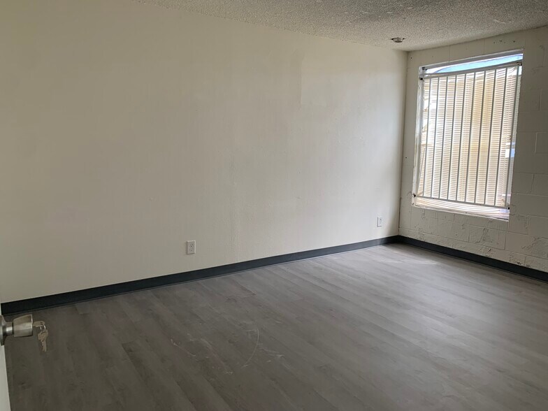 20371 Prairie St, Chatsworth, CA à louer - Photo de l’immeuble – Image 3 sur 11