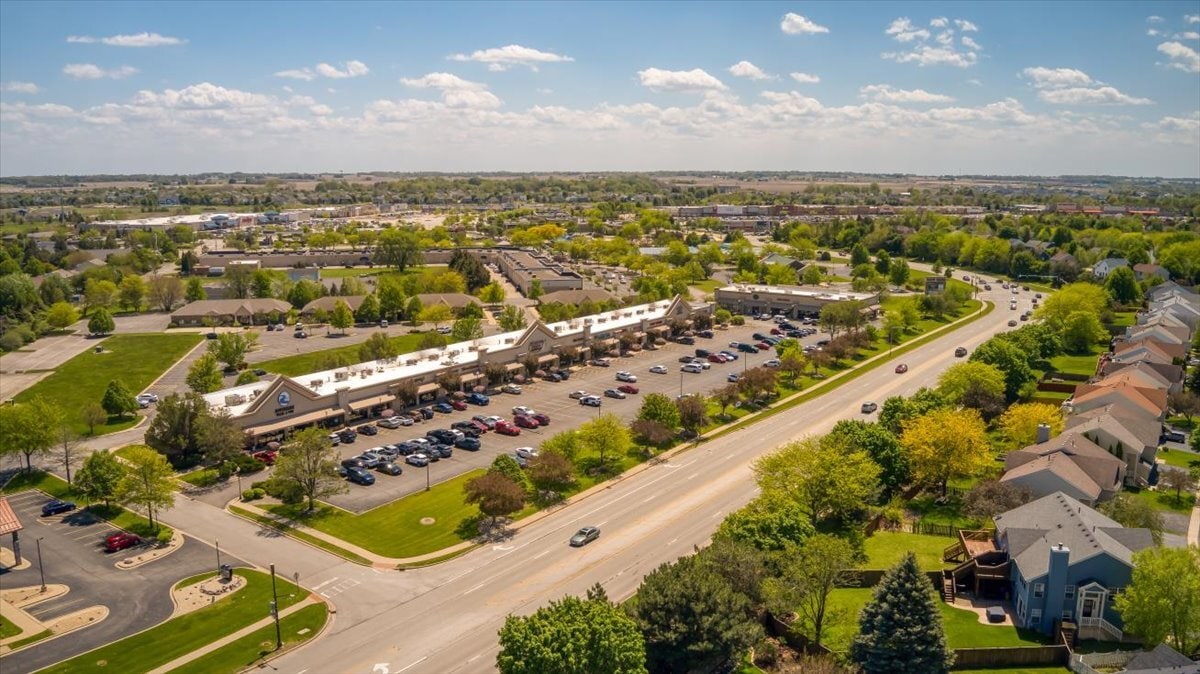 1100-1148 Douglas Rd, Oswego, IL à louer Photo principale– Image 1 sur 7