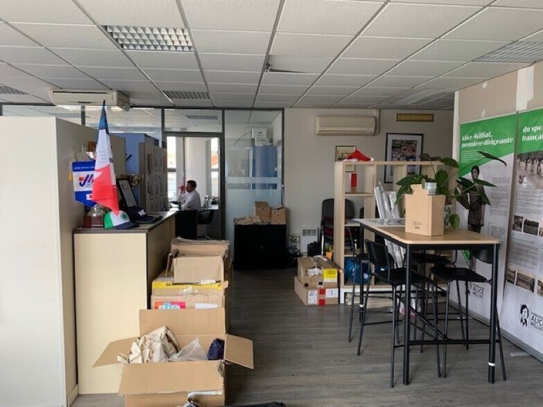 Bureau dans Colombes à louer - Photo de l’immeuble – Image 3 sur 7