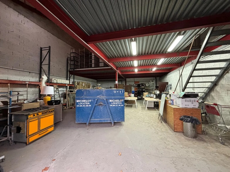 Local d’activités dans Roquebrune-sur-Argens à louer - Photo de l’immeuble – Image 2 sur 4