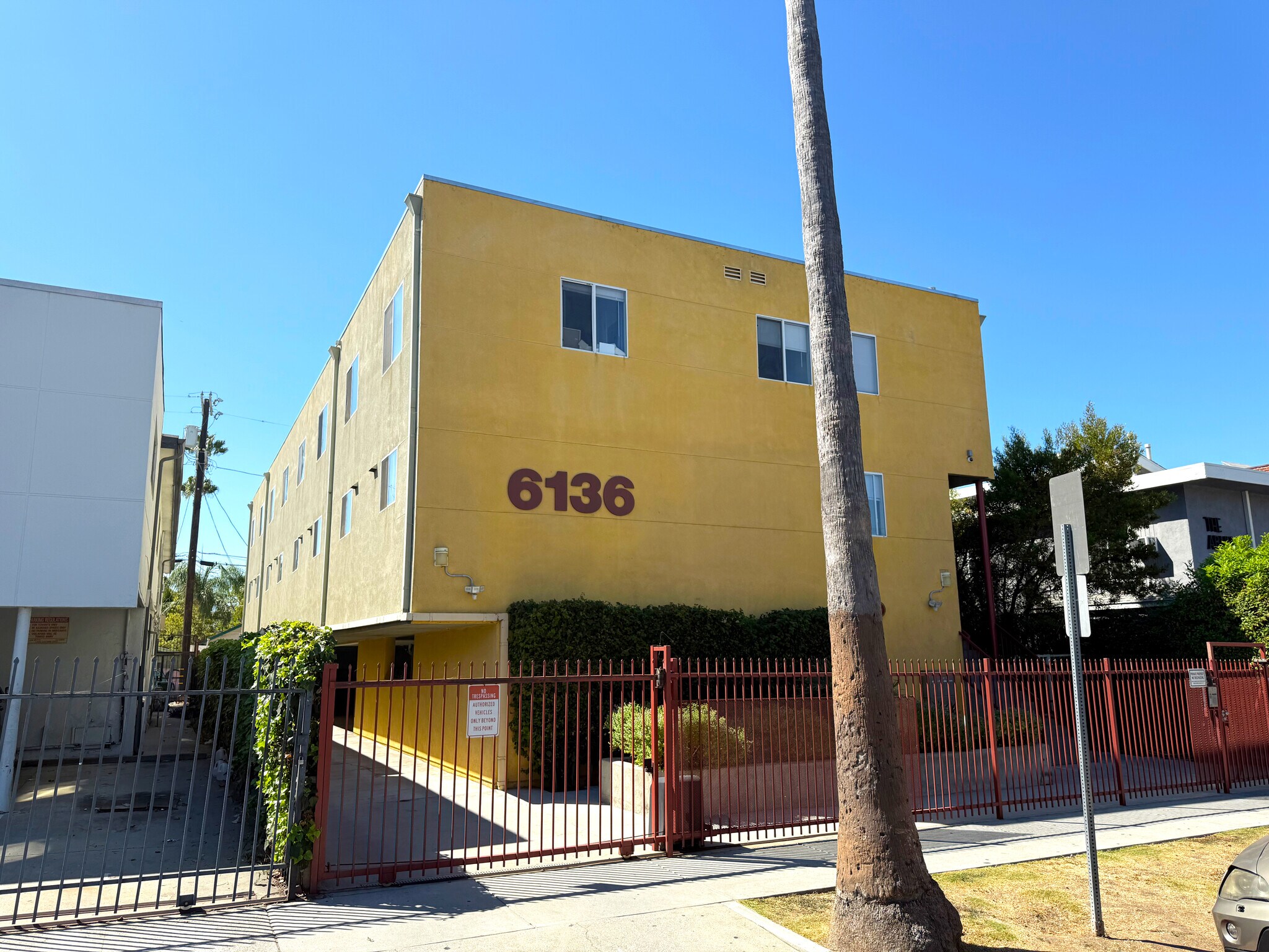 6136 Eleanor Ave, Los Angeles, CA à vendre Photo de l’immeuble– Image 1 sur 12