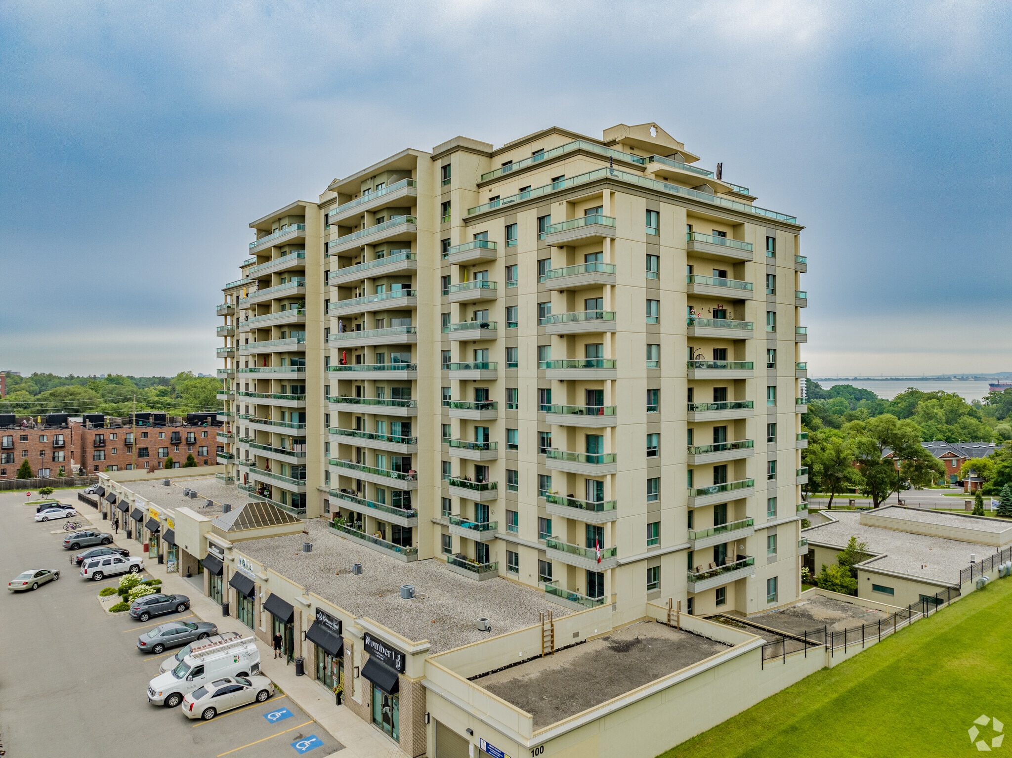 100 Plains Rd W, Burlington, ON à louer Photo principale– Image 1 sur 15