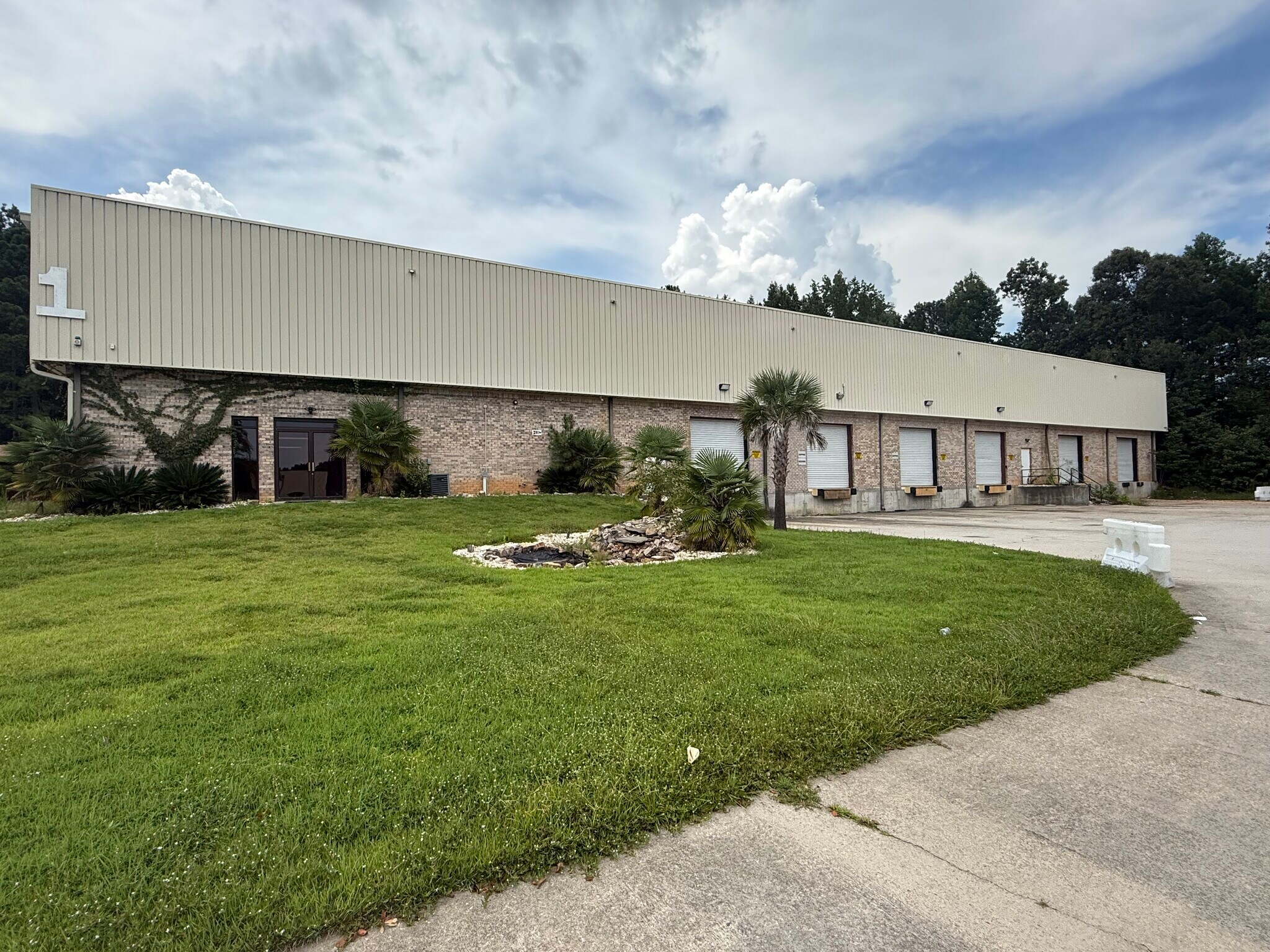 1 Andrew Dr, Stockbridge, GA à louer Photo de l’immeuble– Image 1 sur 5