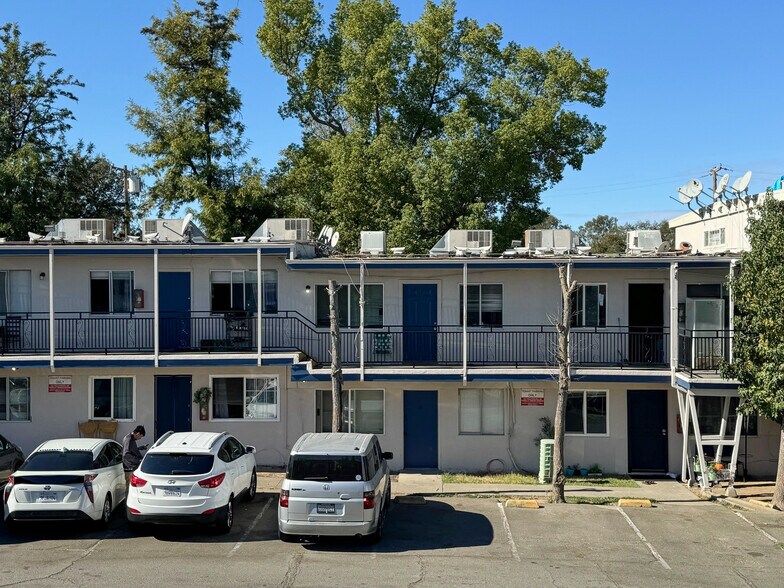 695 Plaza Ave, Sacramento, CA à vendre - Photo de l’immeuble – Image 2 sur 21