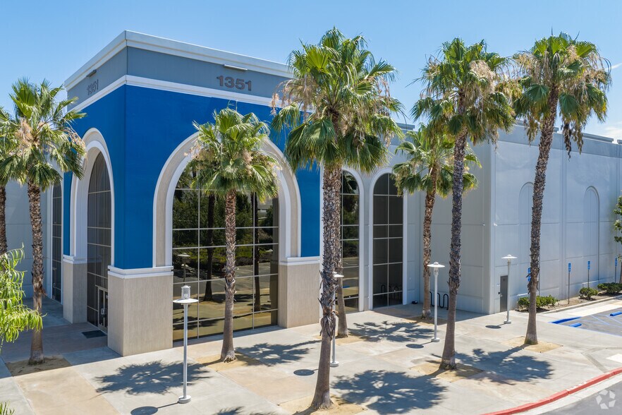 1351 Railroad St, Corona, CA à louer - Photo principale – Image 1 sur 10