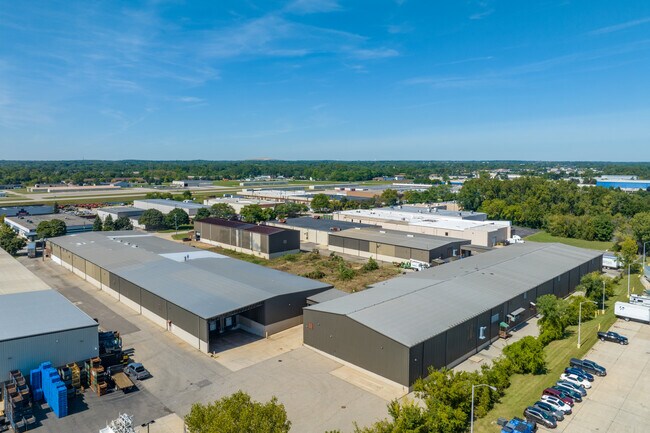 Plus de détails pour 8400 Ronda Dr, Canton, MI - Industriel/Logistique à louer