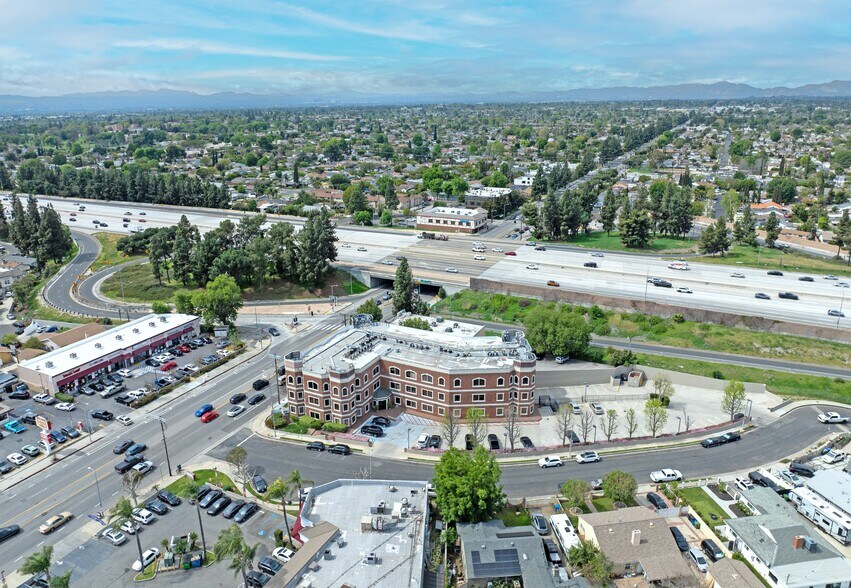 15545 Devonshire St, Mission Hills, CA à louer - Photo de l’immeuble – Image 3 sur 4