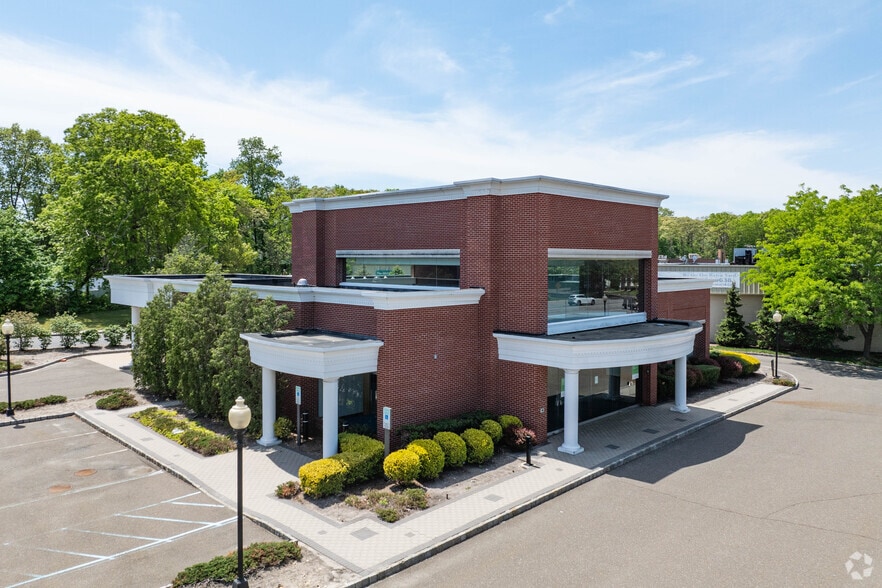 2822 Middle Country Rd, Lake Grove, NY à vendre - Photo principale – Image 2 sur 6