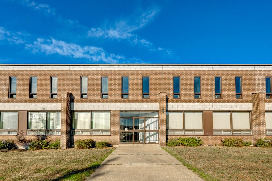 295-455 Deslauriers Rue, Saint-Laurent, QC à louer - Photo de l’immeuble – Image 3 sur 18