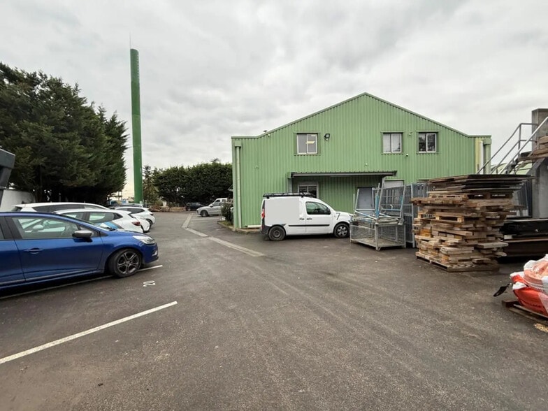 Local d'activités dans Saint-Michel-sur-Orge à vendre - Photo de l’immeuble – Image 1 sur 9