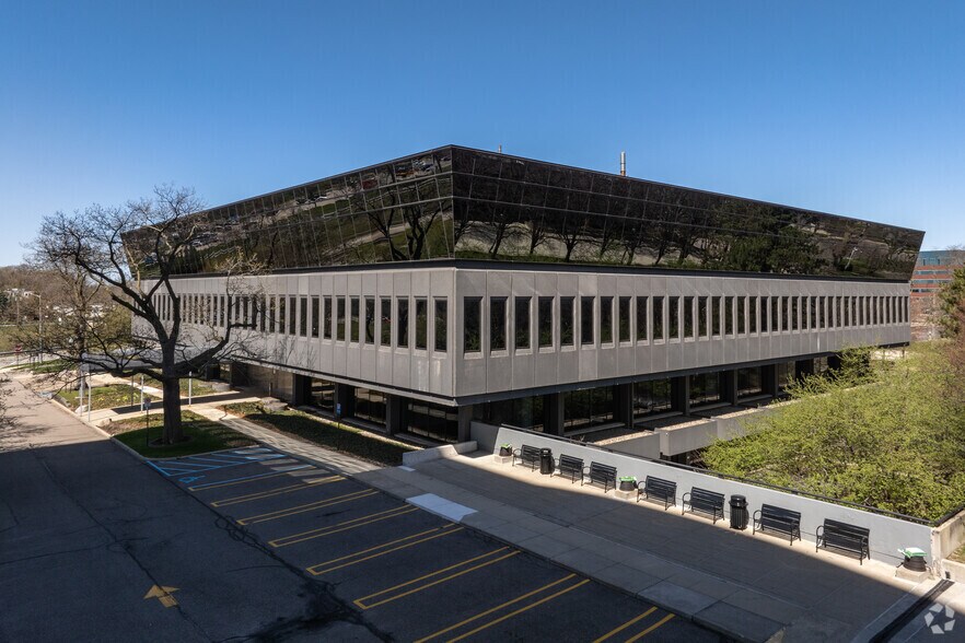 25900 Northwestern Hwy, Southfield, MI à louer - Photo de l’immeuble – Image 1 sur 9
