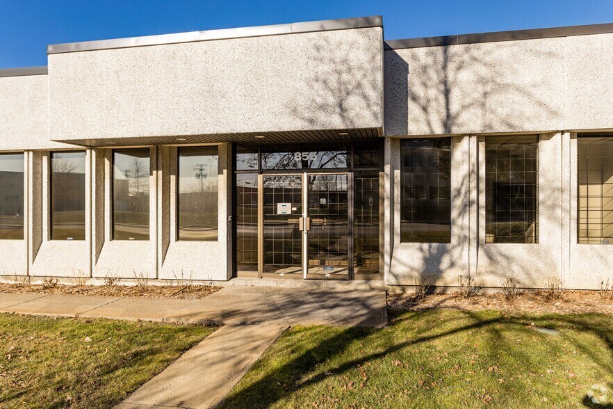 855 Rue McCaffrey, Montréal, QC à louer - Photo de l’immeuble – Image 2 sur 3