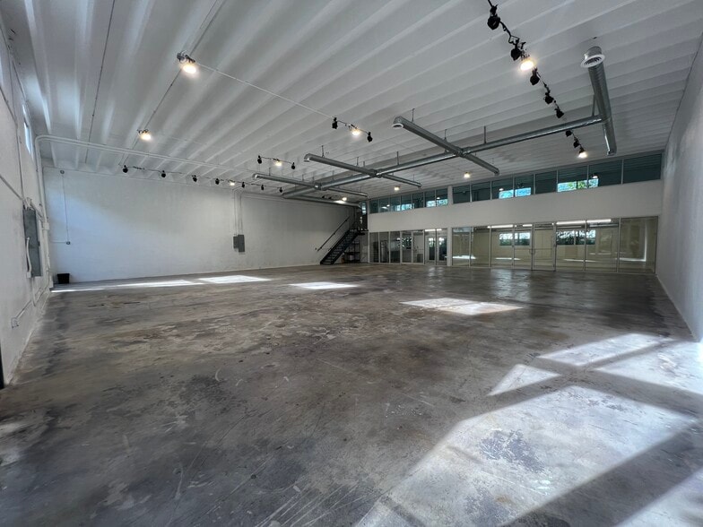 6240 NE 4th Ct, Miami, FL à louer - Photo de l’immeuble – Image 2 sur 8