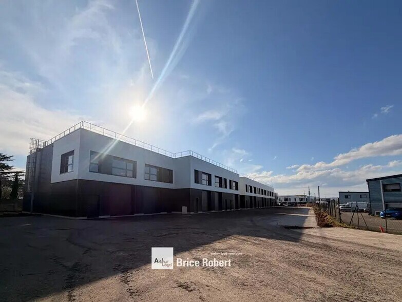 203 Avenue Franklin Roosevelt, Décines-Charpieu à louer - Photo de l’immeuble – Image 2 sur 16