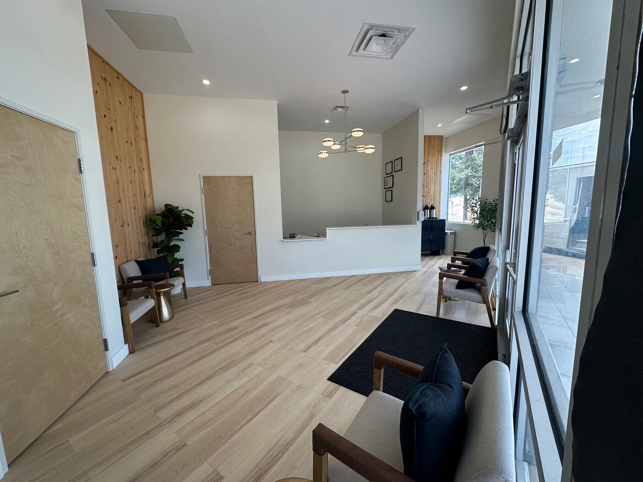 8303 N Stemmons Fwy, Dallas, TX à louer Hall d’entrée– Image 1 sur 10