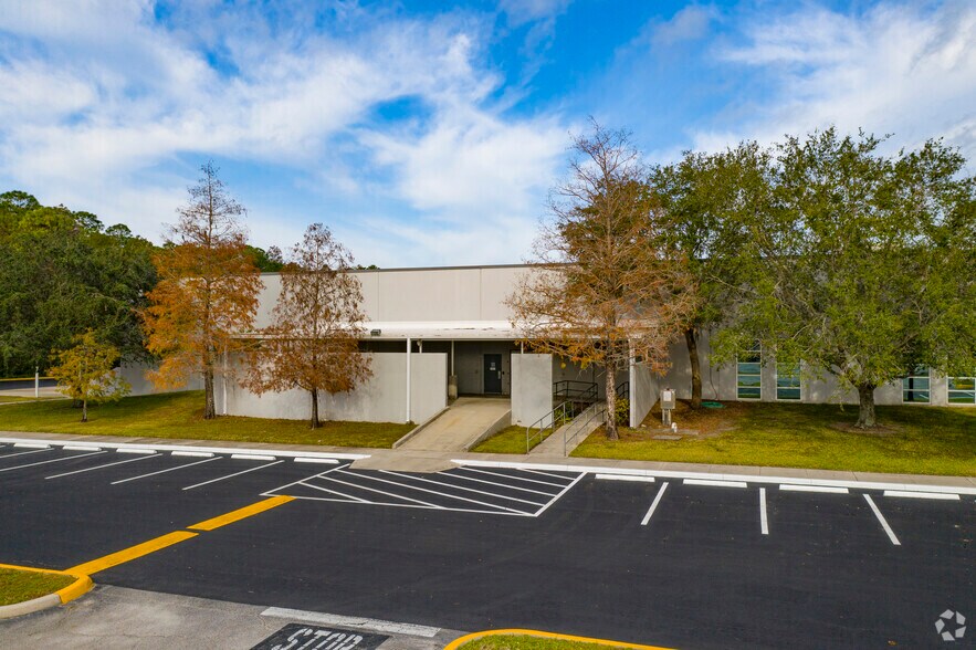 13750 Reptron Blvd, Tampa, FL à louer - Photo de l’immeuble – Image 2 sur 12