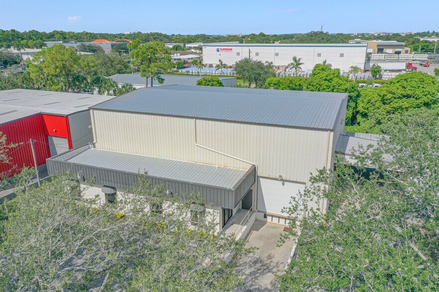 351 Production Blvd, Naples, FL à louer - Photo de l’immeuble – Image 3 sur 6