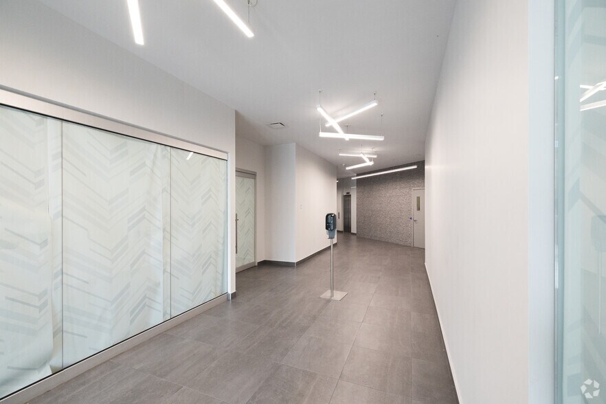 2100 Boul De Maisonneuve E, Montréal, QC à louer - Hall d’entrée – Image 3 sur 6