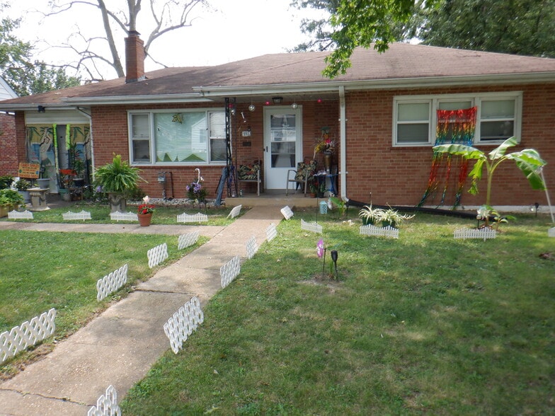 2425 Petrova Ave, Jennings, MO à vendre - Photo principale – Image 1 sur 5
