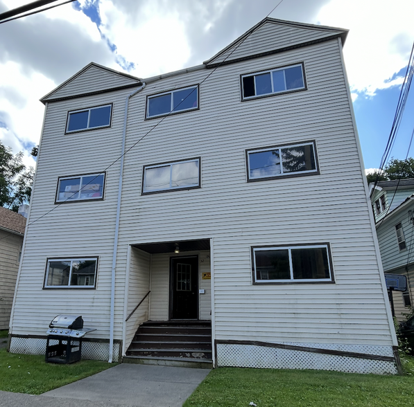 32 Schiller St, Binghamton, NY à vendre - Photo principale – Image 1 sur 15