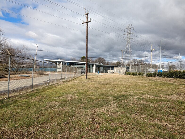 4413 Yancey Rd, Charlotte, NC à louer - Photo de l’immeuble – Image 2 sur 5