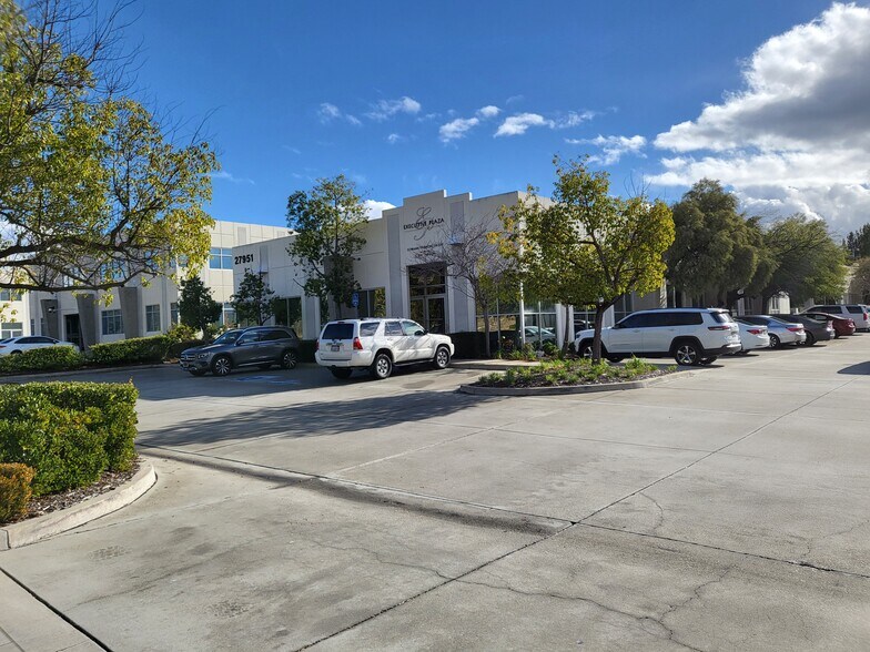 27951 Smyth Dr, Valencia, CA à vendre - Photo de l’immeuble – Image 2 sur 13